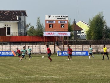 Pertandingan sepak bola Tim Gunem melawan Sarang dalam gelaram Bupati Cup 2025, di Stadion Krida Rembang, Rabu (16/7/2025). (Foto: rembabgsepekan.com)