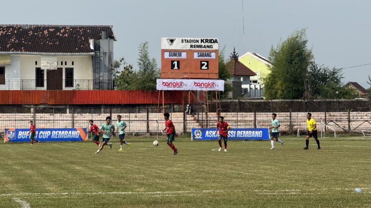 Pertandingan sepak bola Tim Gunem melawan Sarang dalam gelaram Bupati Cup 2025, di Stadion Krida Rembang, Rabu (16/7/2025). (Foto: rembabgsepekan.com)