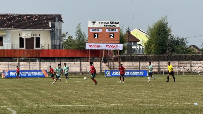 
					Pertandingan sepak bola Tim Gunem melawan Sarang dalam gelaram Bupati Cup 2025, di Stadion Krida Rembang, Rabu (16/7/2025). (Foto: rembabgsepekan.com)