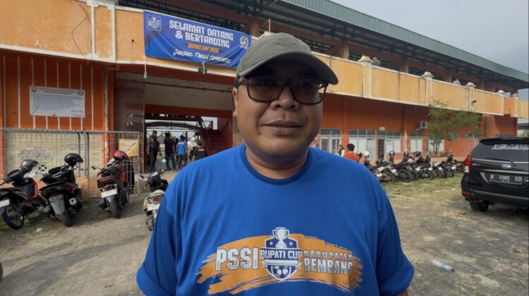 Wakil Bupati Rembang M Hanies Cholil Barro’ usai membuka Bupati Cup Rembang 2025 di Stadion Krida, hari ini (16/7/2025). (Foto: rembangsepekan.com)