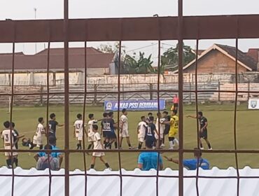 Laga sepak bola Sulang melawan Kragan di Bupati Cup Rembang 2025, Kamis (17/7/2025). (Foto: Doni Setiawan/rembangsepekan.com)