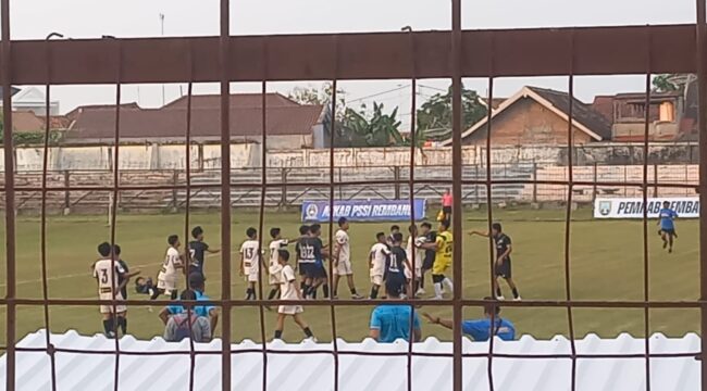 Laga sepak bola Sulang melawan Kragan di Bupati Cup Rembang 2025, Kamis (17/7/2025). (Foto: Doni Setiawan/rembangsepekan.com)