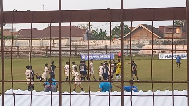 
					Laga sepak bola Sulang melawan Kragan di Bupati Cup Rembang 2025, Kamis (17/7/2025). (Foto: Doni Setiawan/rembangsepekan.com)