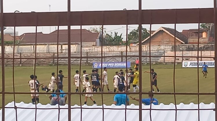 Laga sepak bola Sulang melawan Kragan di Bupati Cup Rembang 2025, Kamis (17/7/2025). (Foto: Doni Setiawan/rembangsepekan.com)