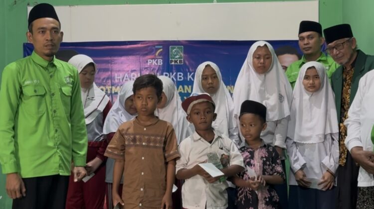Harlah PKB ke-27, DPC PKB Kabupaten Rembang gelar kegiatan Khotmil Quran dan santunan kepada anak yatim, Selasa (22/7/2025). (Foto: rembangsepekan.com)