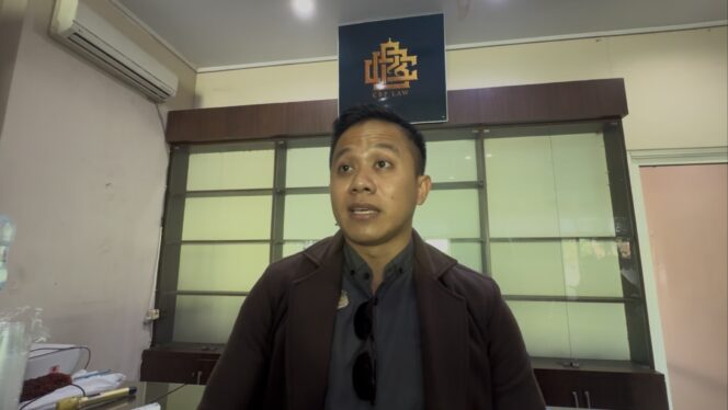 
					Kuasa hukum Kasbullah, Bagas Pamenang saat diwawancarai wartawan di kantor hukumnya, Senin (15/7/1025). (Foto: rembangsepekan.com)