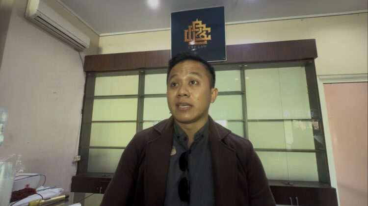 Kuasa hukum Kasbullah, Bagas Pamenang saat diwawancarai wartawan di kantor hukumnya, Senin (15/7/1025). (Foto: rembangsepekan.com)