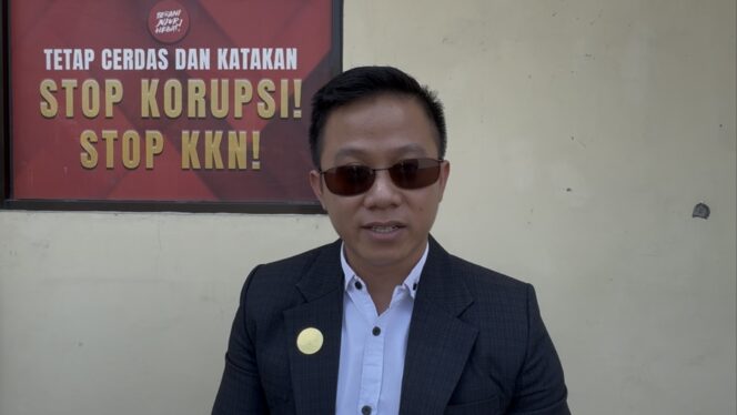 
					Kuasa hukum Kasbullah, Bagas Pamenang saat diwawancarai wartawan di kantor hukumnya, Senin (21/7/1025). (Foto: rembangsepekan.com)
