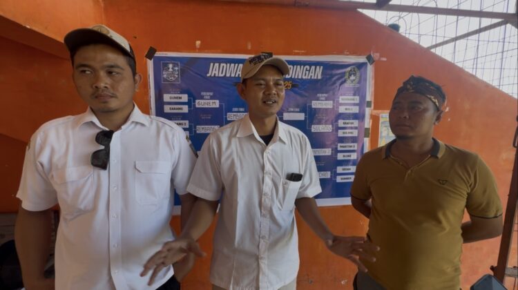 Manager Pamotan 2 protes didiskualifikasi dari turnamen sepakbola Bupati Cup Rembang 2025, Rabu (23/7/2025). (Foto: rembangsepekan.com)