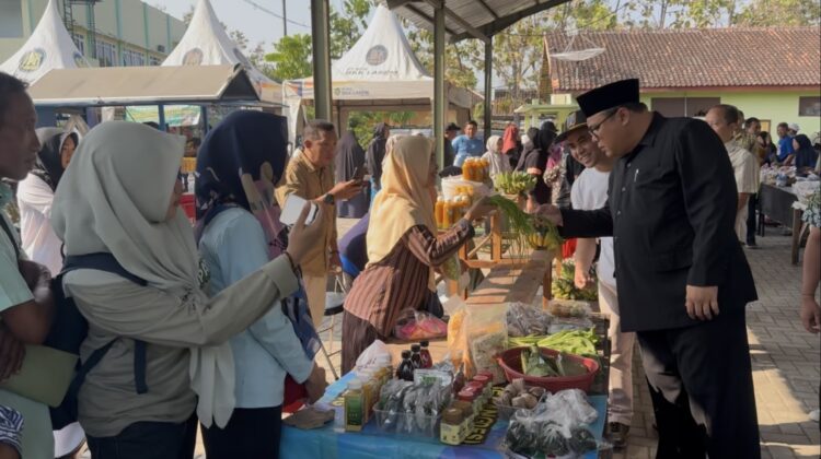 Wabup Rembang Gus Hanies meninjau Pasar Tani bertajuk ‘Pasti Marem’ (Pasar Tani Masyarakat Rembang)  Jumat (25/7/2025), di halaman Kantor Dintanpan. (Foto: rembangsepekan.com)