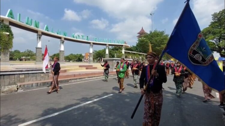 Tradisi Kirab Pusaka kembali digelar untuk memeriahkan Hari Jadi ke-284 Kabupaten Rembang, Sabtu (26/7). (Foto: rembangsepekan.com)