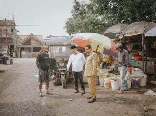 Bupati Rembang Harno saat sidak kondisi jalan di sekitar Pasar Kota Rembang, baru-baru ini. (Foto: rembangsepekan.com)