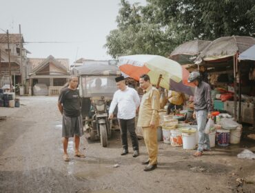 Bupati Rembang Harno saat sidak kondisi jalan di sekitar Pasar Kota Rembang, baru-baru ini. (Foto: rembangsepekan.com)