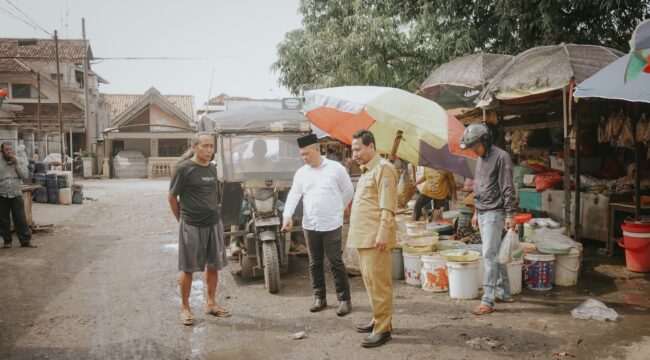Bupati Rembang Harno saat sidak kondisi jalan di sekitar Pasar Kota Rembang, baru-baru ini. (Foto: rembangsepekan.com)