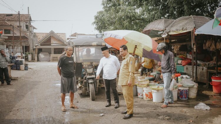 Bupati Rembang Harno saat sidak kondisi jalan di sekitar Pasar Kota Rembang, baru-baru ini. (Foto: rembangsepekan.com)