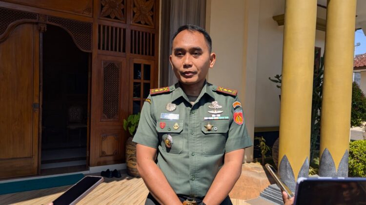 Dandim 0720/Rembang, Letkol Arm Winner Fradana Dieng saat diuwawancarai wartawan, Kamis (10/07/2025). (Foto: rembangsepekan.com)