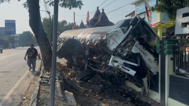 
					Kecelakaan tunggal truk tangki di depan SMP Negeri 1 Rembang, pada Kamis dini hari (24/7/2025). (Foto: rembangsepekan.com)