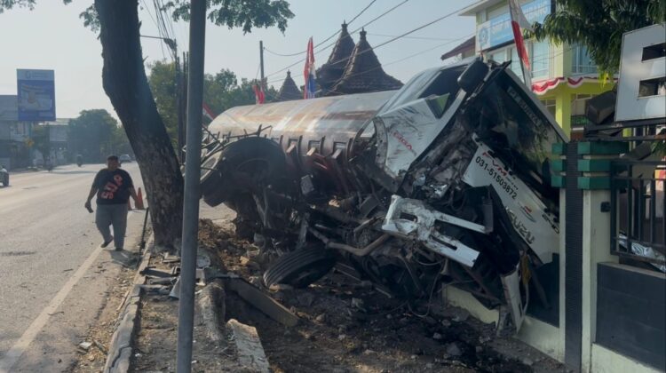 Kecelakaan tunggal truk tangki di depan SMP Negeri 1 Rembang, pada Kamis dini hari (24/7/2025). (Foto: rembangsepekan.com)
