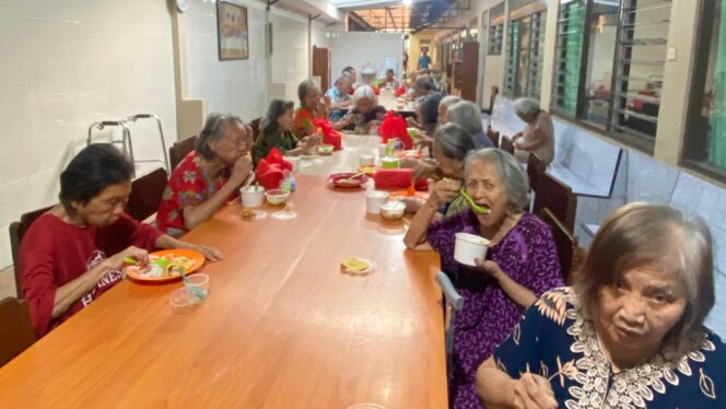 
					Santosa Park & Stable lakukan kegiatan sosial, pada Rabu (23/07/2025), di Panti Wredha Rindang Asih III, Boja, Kendal. (Foto: rembangsepekan.com)