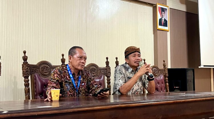 Dindikpora menggelar pembinaan internal, Jumat (25/7) lalu, dipimpin langsung Kepala Dindikpora Sutrisno bersama tim kepegawaian. (Foto: rembangsepekan.com)