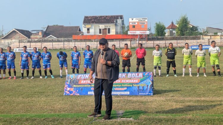 Wakil Bupati Rembang M. Hanies Cholil Barro' (Gus Hanies) membuka fun game sepakbola antar-OPD di Stadion Krida, Selasa (29/7/2025). (Foto: rembangsepekan.com)