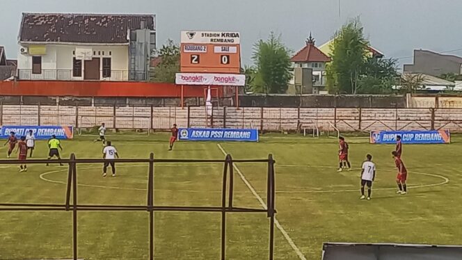 
					Rembang 2 saat melawan Sale dalam turnamen Bupati Cup Rembang 2025. (Foto: Doni Setiawan/rembangsepekan.com)