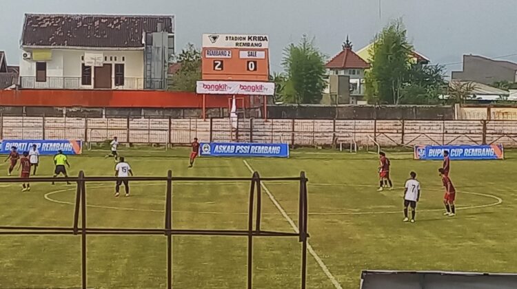 Rembang 2 saat melawan Sale dalam turnamen Bupati Cup Rembang 2025. (Foto: Doni Setiawan/rembangsepekan.com)
