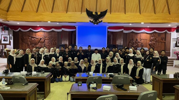 Pengurus baru KAMARESA UIN Walisongo Semarang resmi dilantik, pada Minggu (13/7/2025) di Gedung DPRD Kabupaten Rembang. (Foto: Doni Setiawan/rembangsepekan.com)