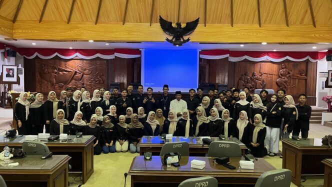 
					Pengurus baru KAMARESA UIN Walisongo Semarang resmi dilantik, pada Minggu (13/7/2025) di Gedung DPRD Kabupaten Rembang. (Foto: Doni Setiawan/rembangsepekan.com)