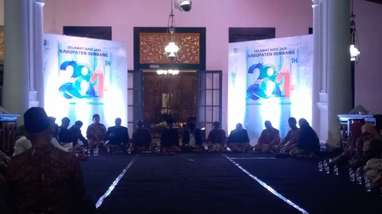 Pemerintah Kabupaten Rembang mengawali peringatan Hari Jadi ke-284 dengan menggelar Malam Tirakatan, Jumat malam (25/7). (Foto: Doni Setiawan/rembangsepekan.com)