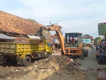 Pemkab Rembang melakukan pengaspalan jalan di sisi barat dan selatan Pasar Rembang, Kamis (17/7/2025). (Foto: Doni Setiawan/rembangsepekan.com)