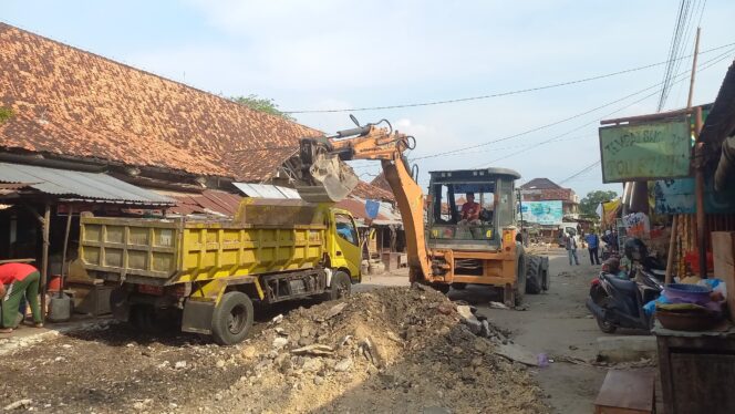 
					Pemkab Rembang melakukan pengaspalan jalan di sisi barat dan selatan Pasar Rembang, Kamis (17/7/2025). (Foto: Doni Setiawan/rembangsepekan.com)