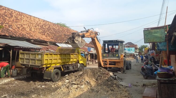 Pemkab Rembang melakukan pengaspalan jalan di sisi barat dan selatan Pasar Rembang, Kamis (17/7/2025). (Foto: Doni Setiawan/rembangsepekan.com)