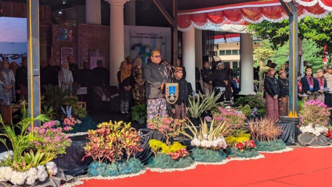 
					Upacara Peringatan Hari Jadi ke-284 Kabupaten Rembang digelar khidmat di Pendopo Museum Kartini, Minggu (27/7/2025). (Foto: rembangsepekan.com)