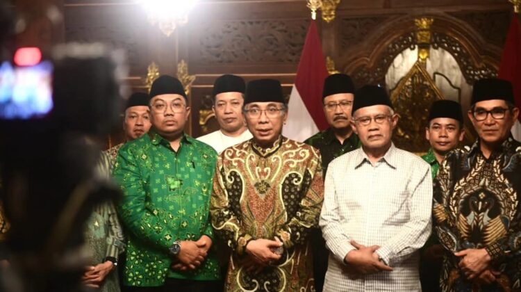 Presiden Prabowo Subianto menerima sejumlah pimpinan Ormas Islam Indonesia di kediamannya, Hambalang, Bogor, Jawa Barat, Sabtu (30/8/2025). (Foto: dok Setkab RI/rembangsepekan.com)