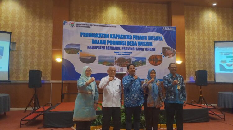 Bupati Harno membuka pelatihan Peningkatan Kapasitas Pelaku Wisata dalam Promosi Desa Wisata di Kabupaten Rembang, Rabu (27/8/2025) malam. (Foto: Doni Setiawan/rembangsepekan.com)