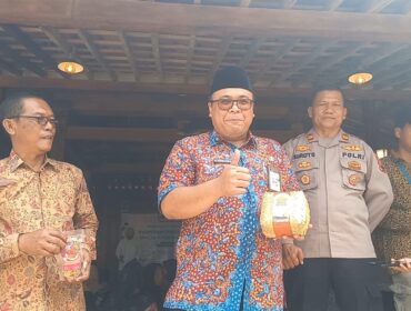 Wabup Rembang Gus Hanies usai menjajal ‘Uyel Besek’ makanan khas Dadapan Sedan, Selasa (5/8/2025). (Foto: Doni Setiawan/rembangsepekan.com)