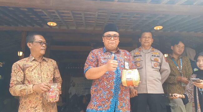 Wabup Rembang Gus Hanies usai menjajal ‘Uyel Besek’ makanan khas Dadapan Sedan, Selasa (5/8/2025). (Foto: Doni Setiawan/rembangsepekan.com)