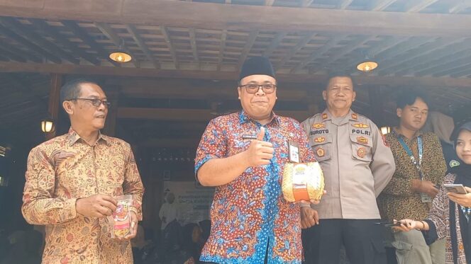 
					Wabup Rembang Gus Hanies usai menjajal ‘Uyel Besek’ makanan khas Dadapan Sedan, Selasa (5/8/2025). (Foto: Doni Setiawan/rembangsepekan.com)