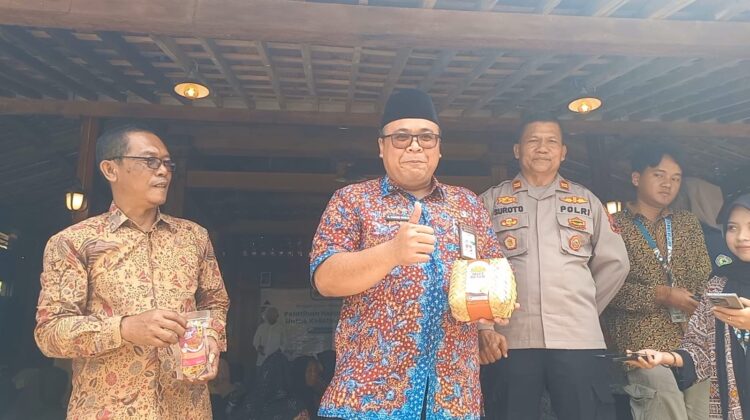 Wabup Rembang Gus Hanies usai menjajal ‘Uyel Besek’ makanan khas Dadapan Sedan, Selasa (5/8/2025). (Foto: Doni Setiawan/rembangsepekan.com)