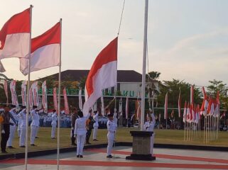 Paskibraka Kabupaten Rembang tahun 2025  menjalankan tugas pada peringatan Upacara HUT ke-80 Kemerdekaan RI, Minggu (17/8/2025). (Foto: Doni Setiawan/rembabgsepekan.com)