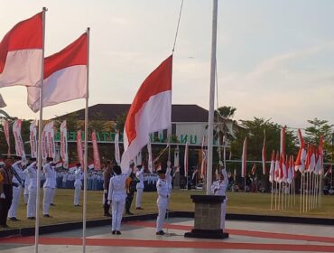 Paskibraka Kabupaten Rembang tahun 2025  menjalankan tugas pada peringatan Upacara HUT ke-80 Kemerdekaan RI, Minggu (17/8/2025). (Foto: Doni Setiawan/rembabgsepekan.com)