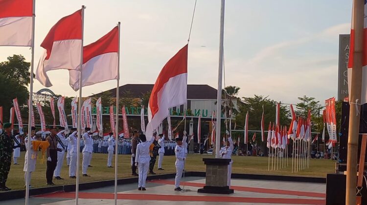 Paskibraka Kabupaten Rembang tahun 2025  menjalankan tugas pada peringatan Upacara HUT ke-80 Kemerdekaan RI, Minggu (17/8/2025). (Foto: Doni Setiawan/rembabgsepekan.com)