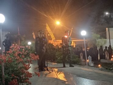 Forkopimda Rembang melaksanakan Apel Kehormatan dan Renungan Suci di Taman Makam Pahlawan (TMP) Giri Bhakti Rembang, Sabtu (16/8/2025) malam. (Foto: Doni Setiawan/rembangsepekan.com)