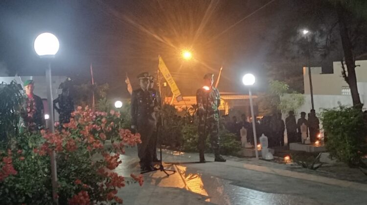 Forkopimda Rembang melaksanakan Apel Kehormatan dan Renungan Suci di Taman Makam Pahlawan (TMP) Giri Bhakti Rembang, Sabtu (16/8/2025) malam. (Foto: Doni Setiawan/rembangsepekan.com)