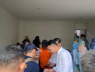 Polisi melakukan autopsi terhadap jenazah Jihan, Senin (11/8/2025) malam. (Foto: rembangsepekan.com)