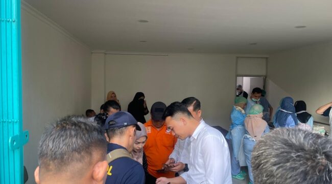 Polisi melakukan autopsi terhadap jenazah Jihan, Senin (11/8/2025) malam. (Foto: rembangsepekan.com)