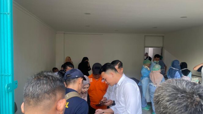 
					Polisi melakukan autopsi terhadap jenazah Jihan, Senin (11/8/2025) malam. (Foto: rembangsepekan.com)