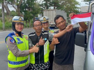 Menyambut HUT ke-80 Kemerdekaan RI, Polres Rembang membagikan bendera Merah Putih kepada para pengguna jalan. (Foto: rembangsepekan.com)