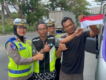 Menyambut HUT ke-80 Kemerdekaan RI, Polres Rembang membagikan bendera Merah Putih kepada para pengguna jalan. (Foto: rembangsepekan.com)